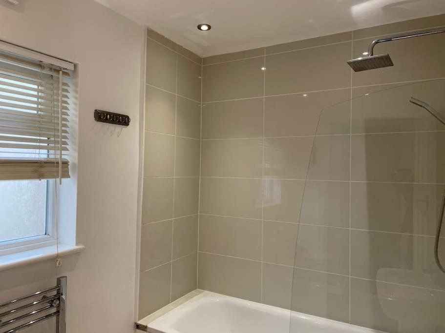 Entire Ground Floor Apartment In Watford Уотфорд Экстерьер фото