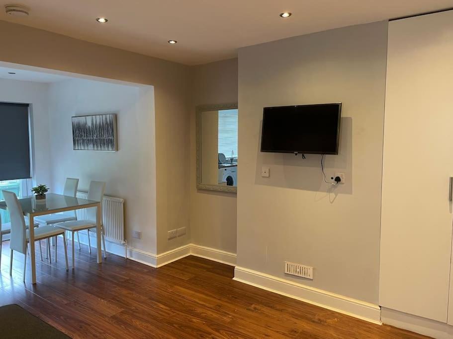 Entire Ground Floor Apartment In Watford Уотфорд Экстерьер фото