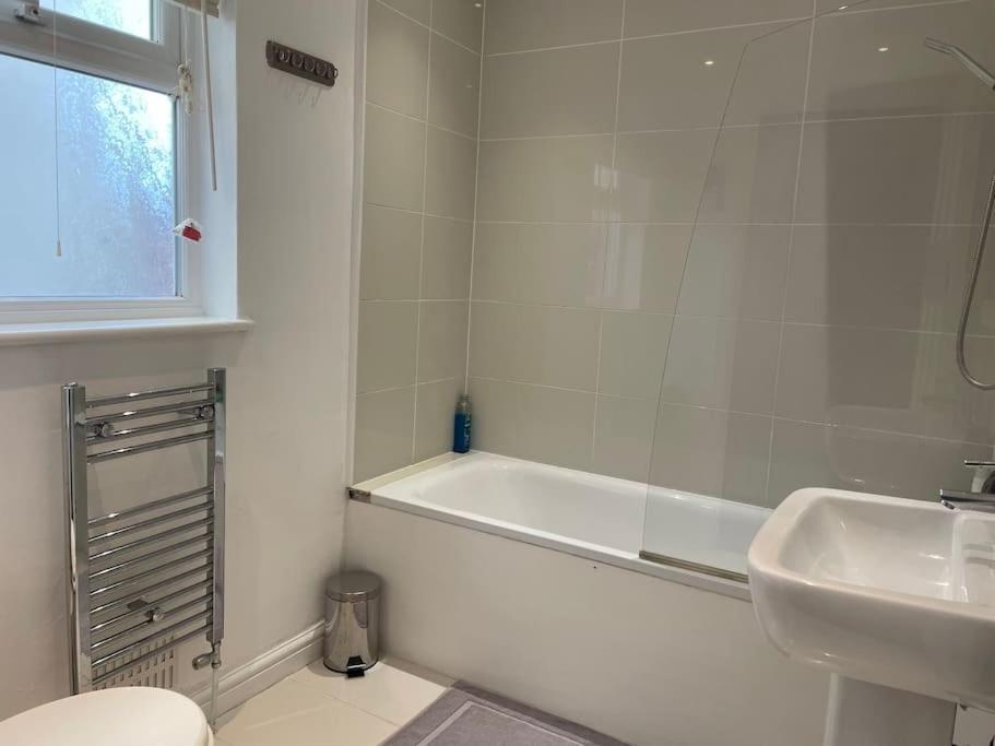 Entire Ground Floor Apartment In Watford Уотфорд Экстерьер фото
