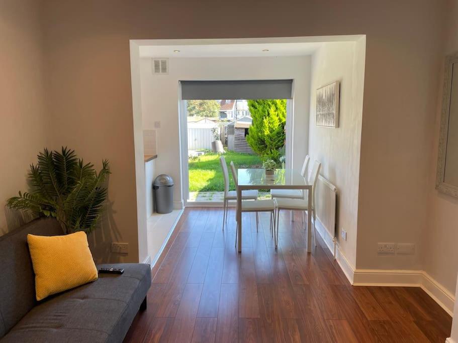 Entire Ground Floor Apartment In Watford Уотфорд Экстерьер фото