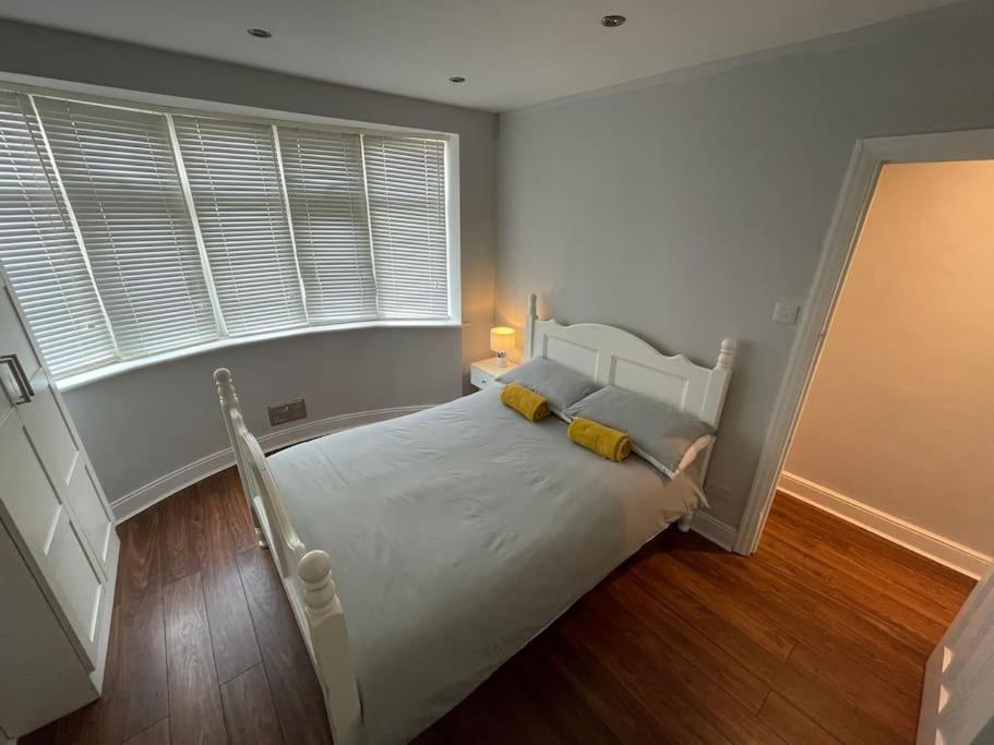 Entire Ground Floor Apartment In Watford Уотфорд Экстерьер фото