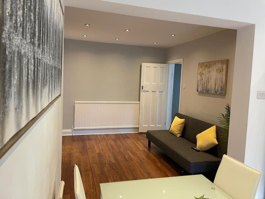 Entire Ground Floor Apartment In Watford Уотфорд Экстерьер фото